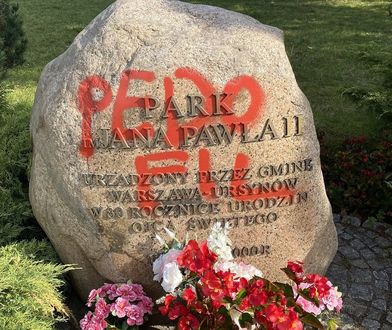 Głaz Jana Pawła II zdewastowany. Radny PiS reaguje