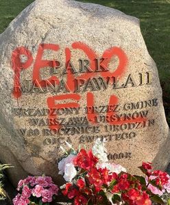Głaz Jana Pawła II zdewastowany. Radny PiS reaguje