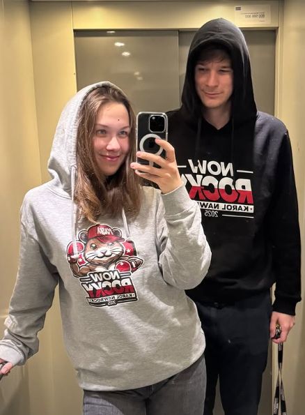 Daniel Nawrocki i Magdalena Grott pozują w lustrze