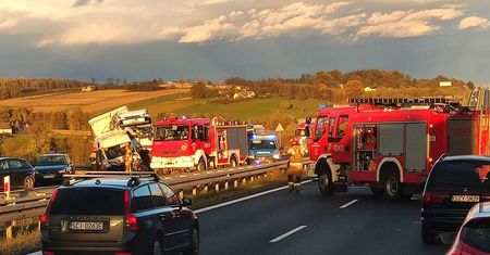 Groźny wypadek na S-52. Zginął pracownik służby drogowej. Trwa śledztwo