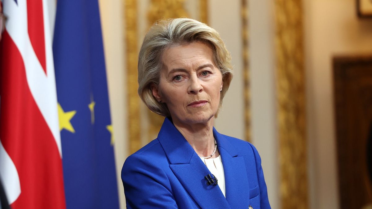 European Commission President Ursula von der Leyen (R) listens during a press conference with British Prime Minister Keir Starmer (L) following the UK-EU summit at the Lancaster House in London, Britain, 19 May 2025. EPA/NEIL HALL / POOL Dostawca: PAP/EPA.