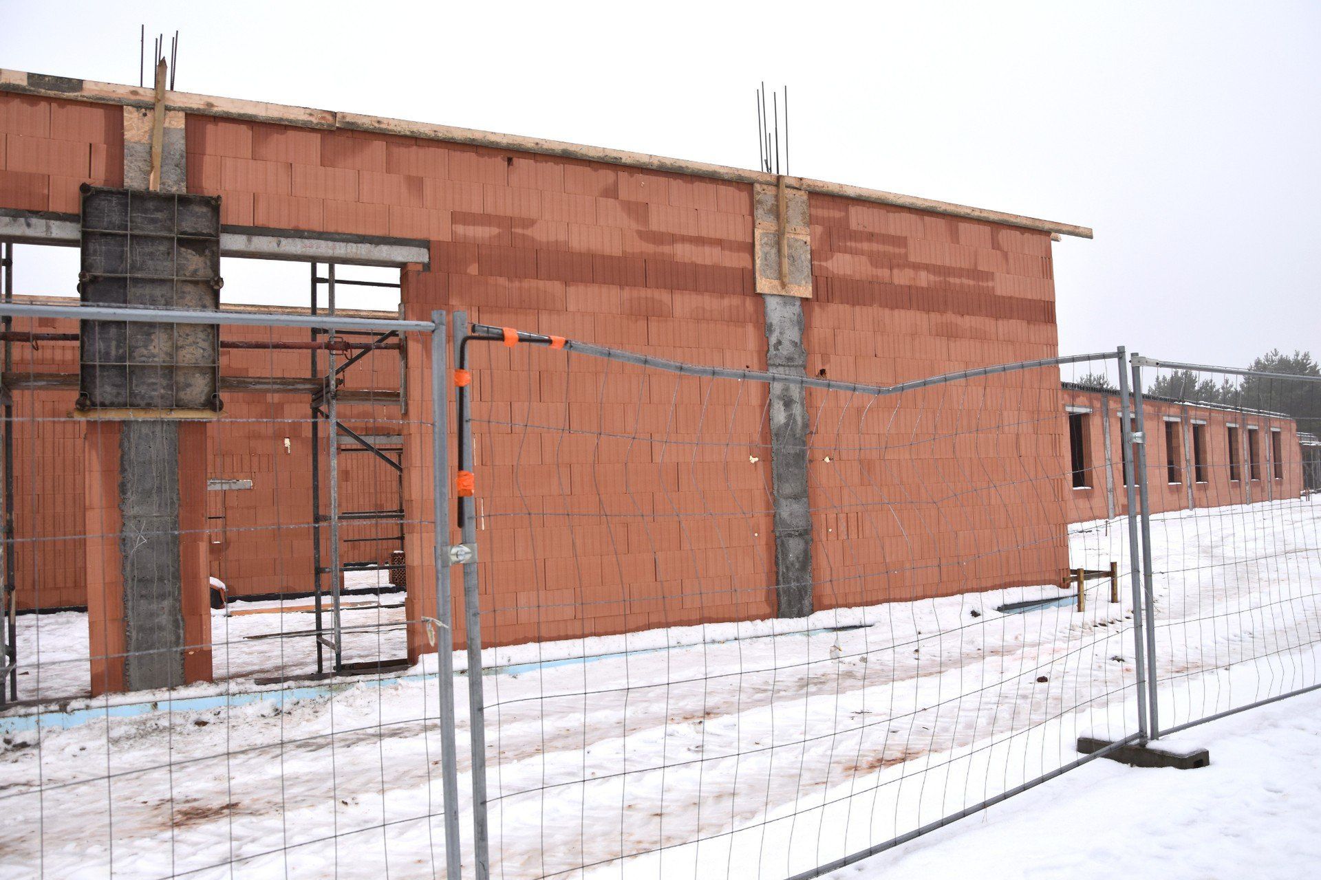 We wrześniu był tu tylko piach, w październiku kładziono fundamenty. Dziś mury nowego przedszkola pną się w górę. W przyszłym roku - zapowiadają władze gminy - obiekt będzie gotowy