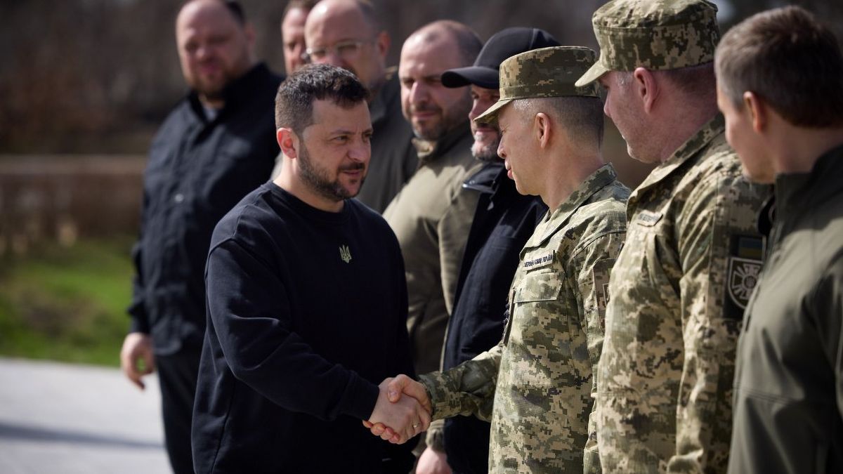 KYIV OBLAST, UKRAINE - MARCH 31: (----EDITORIAL USE ONLY  MANDATORY CREDIT - 'UKRAINIAN PRESIDENCY / HANDOUT' - NO MARKETING NO ADVERTISING CAMPAIGNS - DISTRIBUTED AS A SERVICE TO CLIENTS----) Ukrainian President Volodymyr Zelenskyy presents honorary awards to servicemen of Ukraine as he takes part in raising the National Flag of Ukraine on the flagpole of the Memorial to the Defenders of the Buchansk community in Bucha, Kyiv Oblast, Ukraine on March 31, 2024. (Photo by Ukrainian Presidency / Handout/Anadolu via Getty Images)