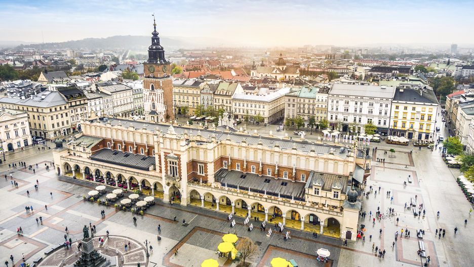 Przybywający do Polski goście najczęściej lądowali w Warszawie, Krakowie oraz Gdańsku