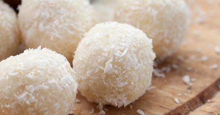 Pralinki Raffaello z kaszy jaglanej. Zdrowy i szybki deser