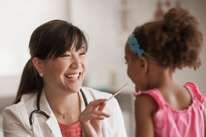 Pediatra specjalizuje się w leczeniu dzieci i młodzieży.