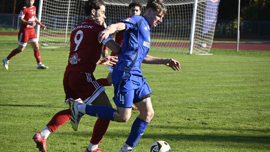 W meczu 13. kolejki Betclic 3. Ligi piłkarze Wdy Świecie (czerwone stroje) wygrali 2:1 z Flotą Świnoujście