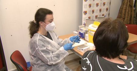 Słowacki rząd płaci za zaszczepienie się na COVID-19. "To nie zmieni poglądów ludzi"