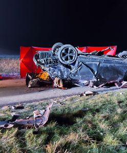 Bmw kompletnie rozbite, leżało na dachu. Mężczyzna nie żyje