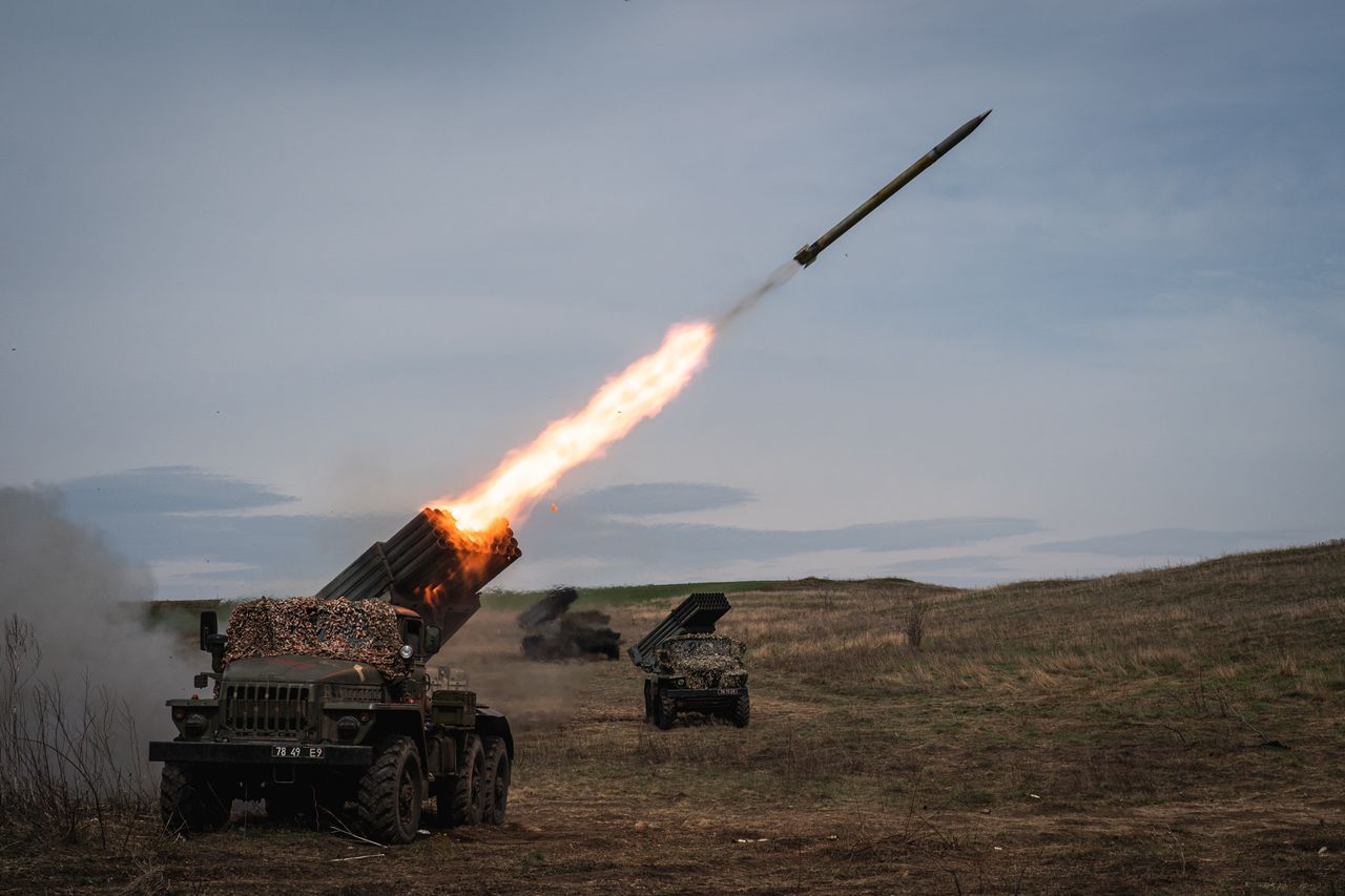 Ukrainian forces are firing GRAD rockets towards Russian positions in the Donbas.