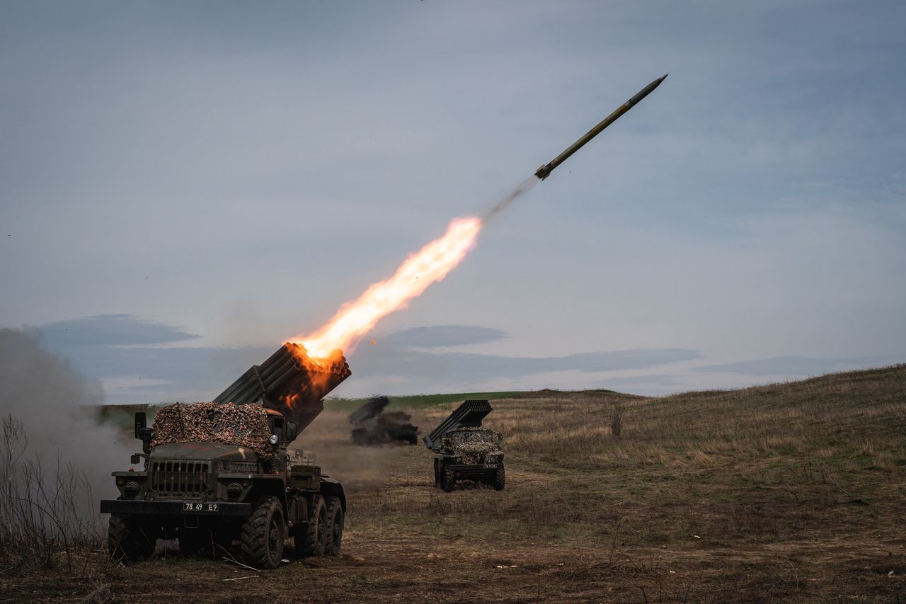 Ukrainian forces are launching GRAD missiles towards Russian positions in Donbas.