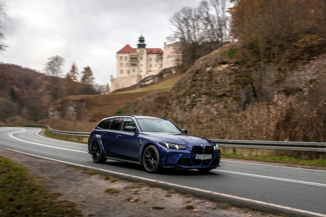 BMW M3 Competition Touring, w tle zamek Pieskowa Skała