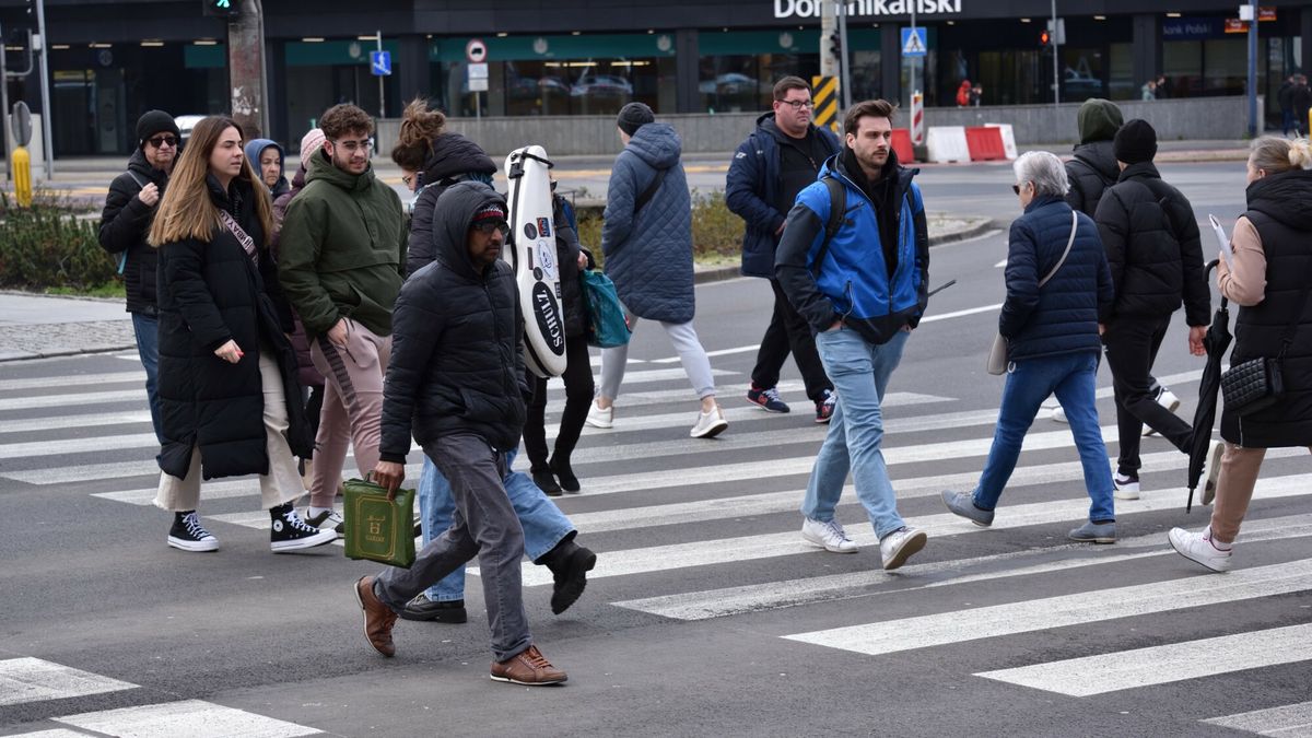 East News archiwum
Fot. Bartlomiej Magierowski/East News. Wroclaw 3.04.2023. Grupa przechodniow na placu Dominikanskim - roznorodnosc, spoleczenstwo.
Bartlomiej Magierowski