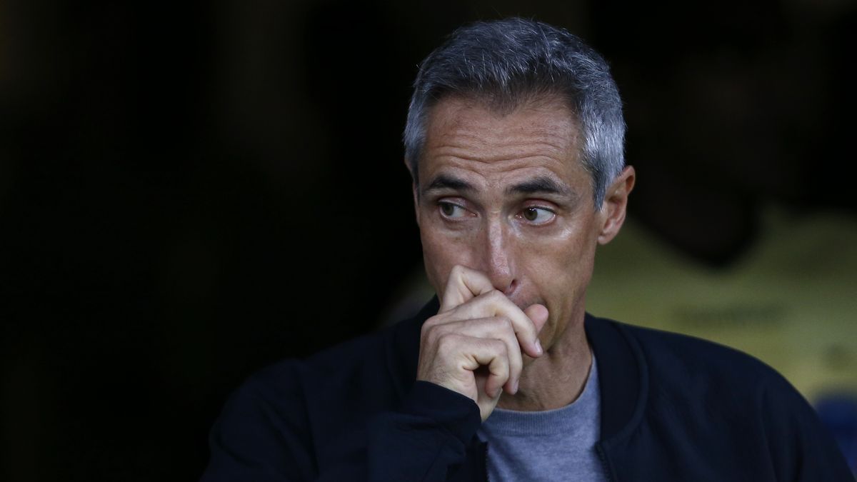 RIO DE JANEIRO, BRAZIL - MAY 24: Paulo Sousa coach of Flamengo gestures during the Copa CONMEBOL Libertadores 2022 match between Flamengo and Sporting Cristal at Maracana Stadium on May 24, 2022 in Rio de Janeiro, Brazil.  (Photo by Wagner Meier/Getty Images)
