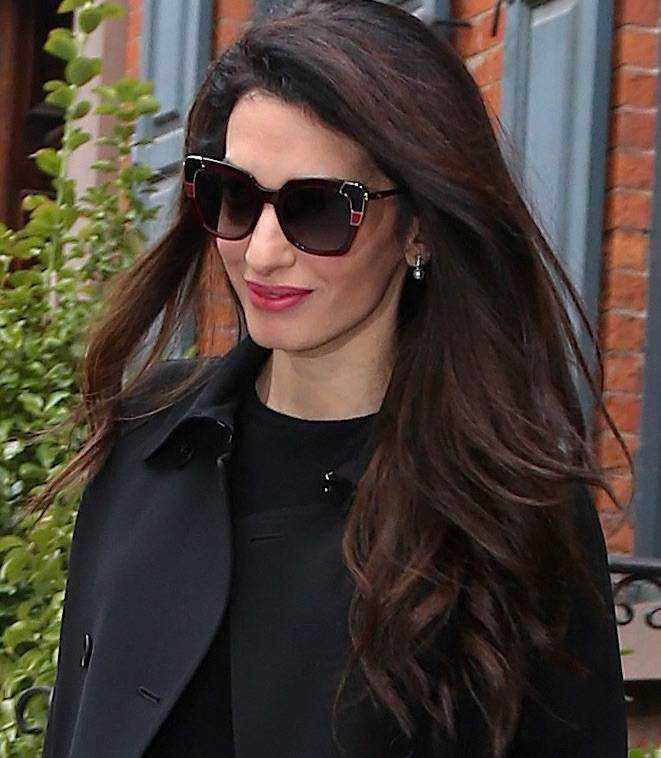 Amal Clooney w spodniach w kratkę i biało-czarnych szpilkach