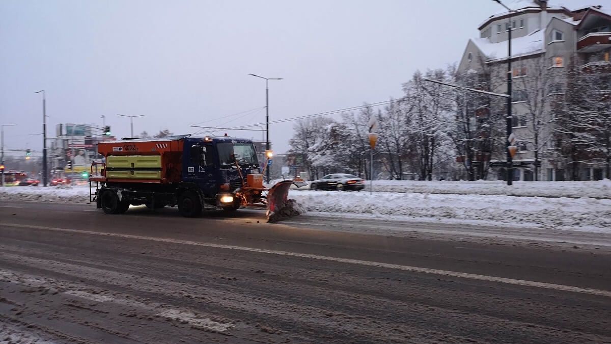 Pługosolarka odśnieża ulicę