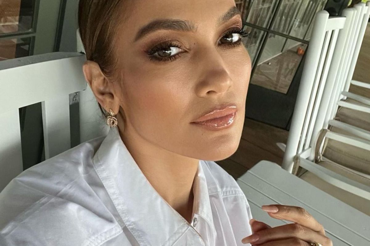 Jennifer Lopez w kwiecistej sukience Dolce&Gabbana. Ciężko oderwać od niej wzrok