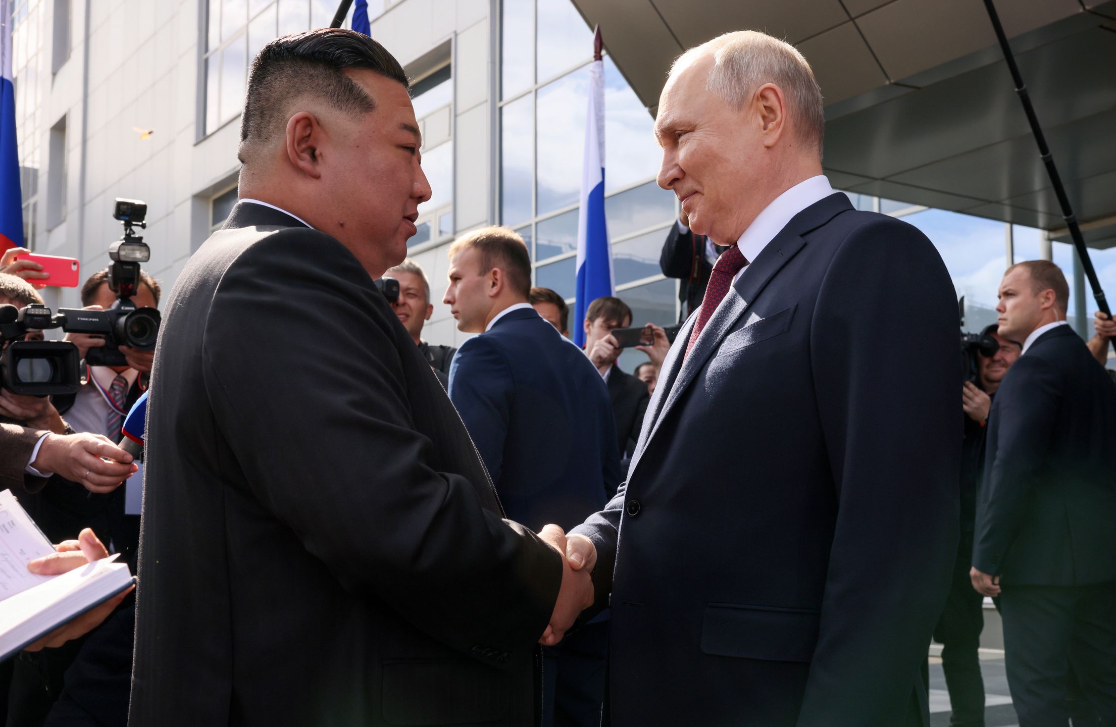 Putin, Kim Jong Un visit Vostochny cosmodrome
epa10858012 Russian President Vladimir Putin (2-R) greets North Korean leader Kim Jong Un (L) during a visit to the Vostochny cosmodrome outside of the town of Tsiolkovsky (former Uglegorsk), some 180 km north of Blagoveschensk in Amur region, Russia, 13 September 2023.  EPA/MIKHAIL METZEL /SPUTNIK / KREMLIN POOL MANDATORY CREDIT 
Dostawca: PAP/EPA.
MIKHAIL METZEL /SPUTNIK / KREMLIN POOL