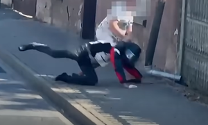 Atak na motocyklistę nagrany. Wstrząsające sceny