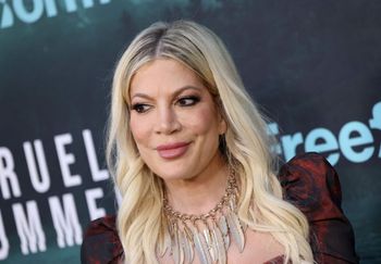 Nowa fryzura Tori Spelling. Gwiazda sama obcięła włosy