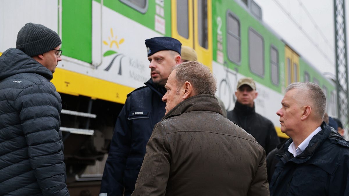 Mika (pow. garwoliński), 17.11.2025. Premier Donald Tusk (C-P) przy zniszczonym fragmencie torowiska na trasie Dęblin-Warszawa w okolicy miejscowości Mika, 17 bm. Premier ogłosił, że doszło do aktu dywersji; eksplozja ładunku wybuchowego zniszczyła tor kolejowy. (jm) PAP/KPRM HANDOUT EDITORIAL USE ONLY NO SALES