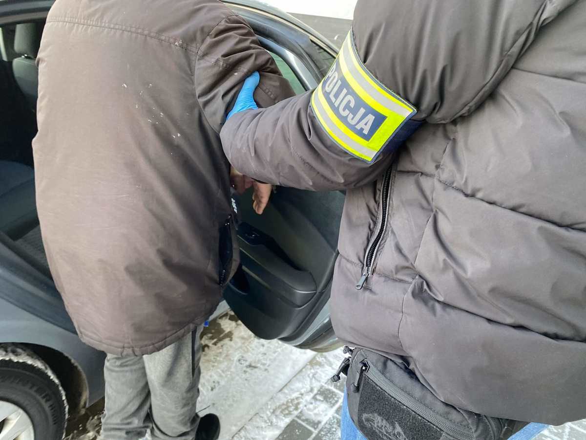 Podlaskie: Bracia pokłócili się o pilot do telewizora. W ruch poszły nożyczki