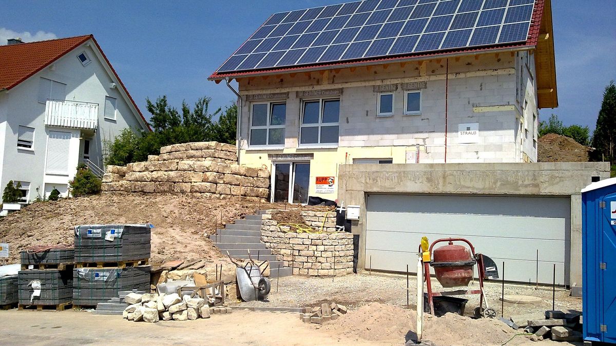 Fotowoltaika. Instalacja fotowoltaiczna podczas budowy domu