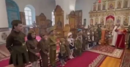 Ubrali dzieci w wojskowe mundury. Ciężko uwierzyć nagranie z Rosji