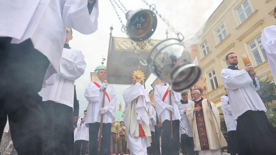 Tłumy wiernych na głównej procesji Bożego Ciała w Rzeszowie