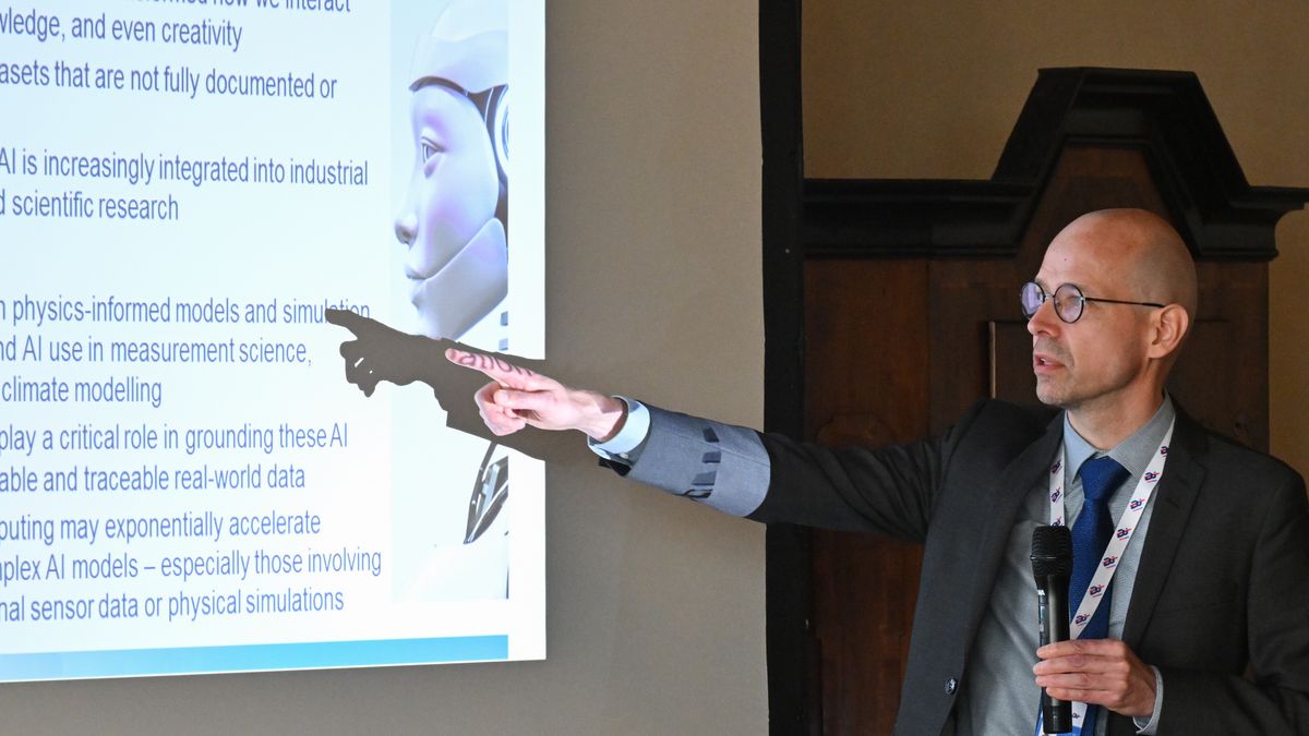 Kielce, 13.05.2025. Przewodnictwo Polski w Radzie UE. Mikko Merimaa na konferencji "Sztuczna inteligencja w metrologii" w Kielcach, 13 bm. (ad) PAP/Piotr Polak