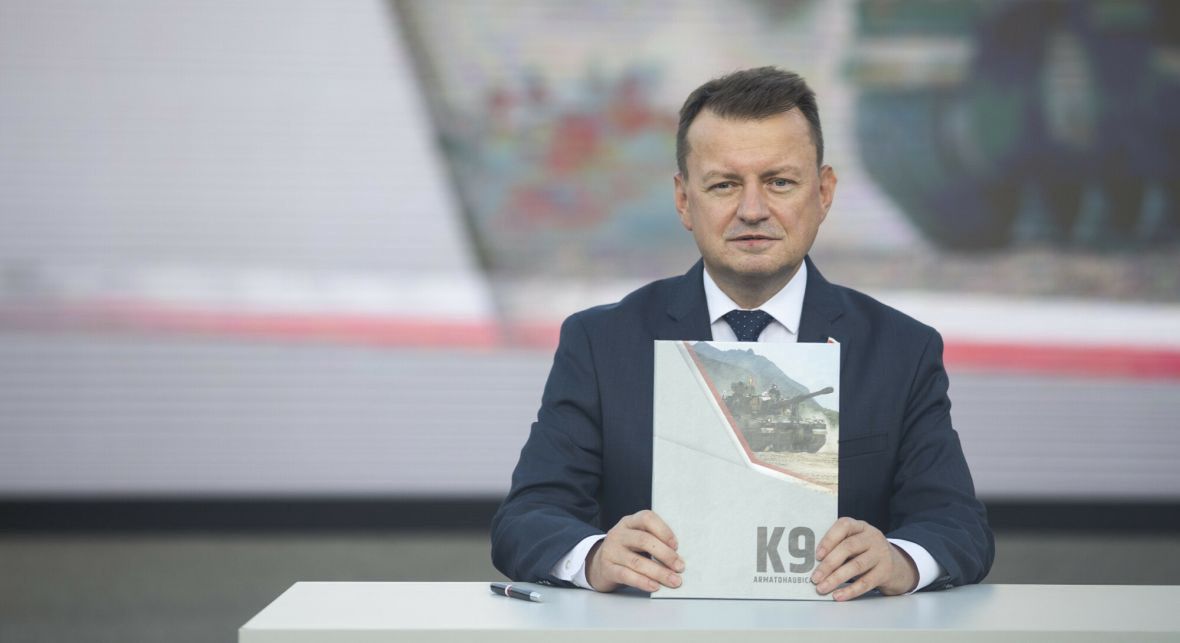 Mariusz Błaszczak zatwierdza umowy wykonawcze na dostawy koreańskich czołgów K2 oraz haubic K9. Sierpień 2022 roku 