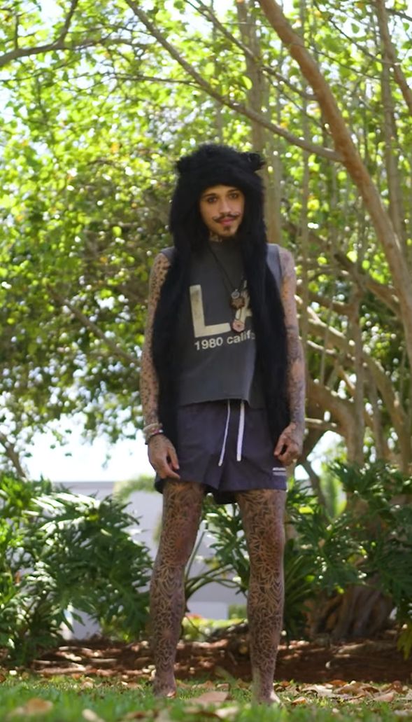 Ma 98% ciała pokryte tatuażami. Zakrył je dla matki