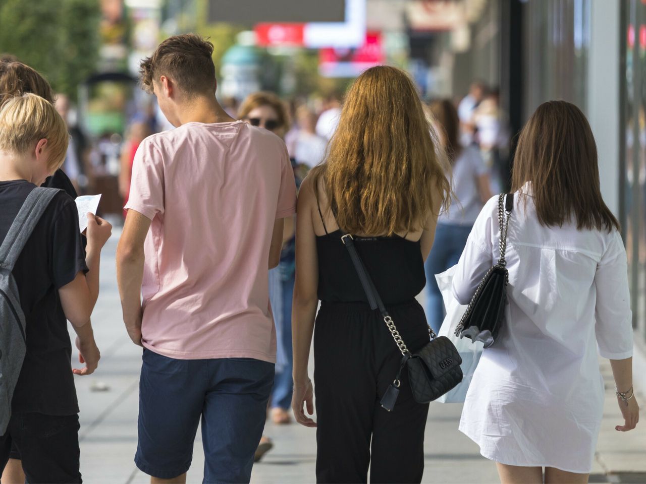 "Nie chcą doświadczać kaca". Nowy trend wśród młodych Polaków
