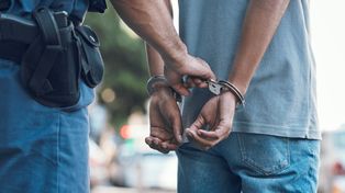 Dzierzgoń: Kradzież "na wyrwę". Policjanci szybko zatrzymali dwóch podejrzanych, jeden z nich ma 17 lat