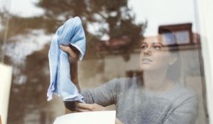 Mycie okien. Zapomnij o drogim detergencie – zastosuj domowy sposób na szyby bez smug