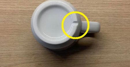 Całkiem niegłupie! Rowek na spodzie kubka IKEA. Oto, do czego służy