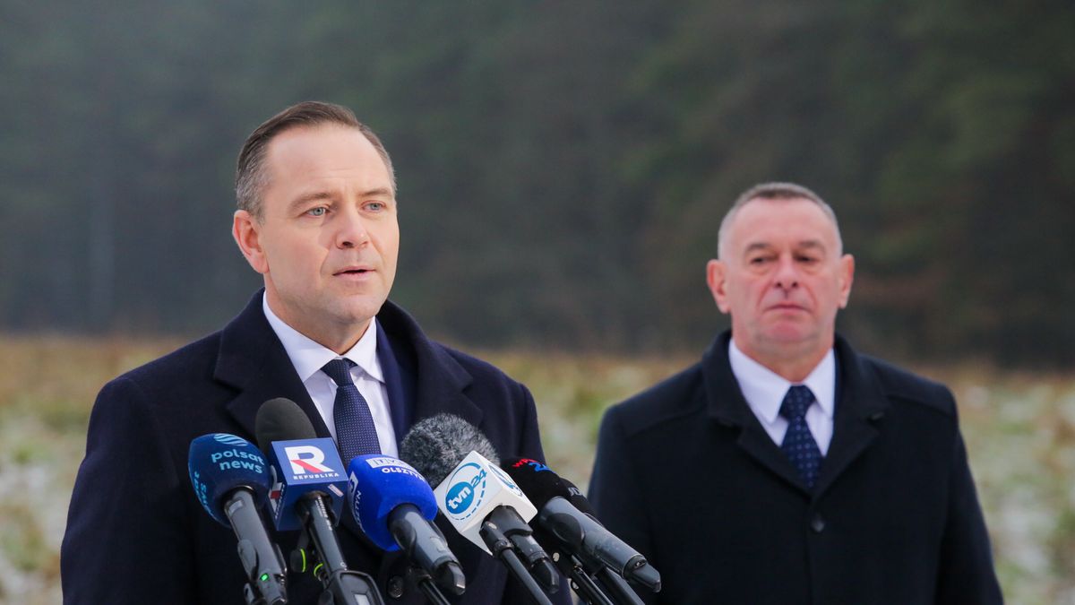 Bemowo Piskie, 09.01.2025. Kandydat Komitetu Obywatelskiego w wyborach na prezydenta RP, popierany przez Prawo i Sprawiedliwość, prezes Instytutu Pamięci Narodowej Karol Nawrocki (L) podczas konferencji prasowej w bazie wojskowej w Bemowie Piskim, 9 bm. Obok były szef Inspektoratu Kontroli Wojskowej gen. broni Krzysztof Radomski (P). (jm) PAP/Tomasz Waszczuk