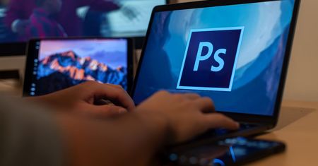 Nowe algorytmy AI w Adobe Photoshop. Po co Ci umiejętności, skoro masz sztuczną inteligencję?