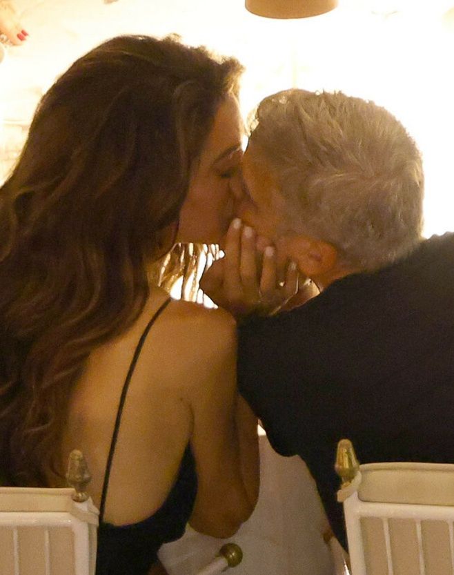 George Clooney i Amal całują się na romantycznej kolacji