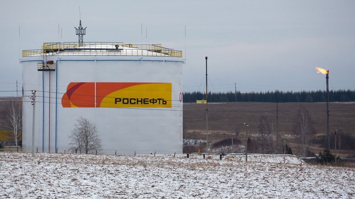 Russian Oil Fields Ahead of 180th OPEC Meeting
Bloomberg
fuels, russian, tank, fossil fuels, oil markets, drilling, oil, gas, emea, gasoline, petroleum, bric countries, oil and gas fields, oil, opec, industries, energy, natural resources, business news, oil tankers