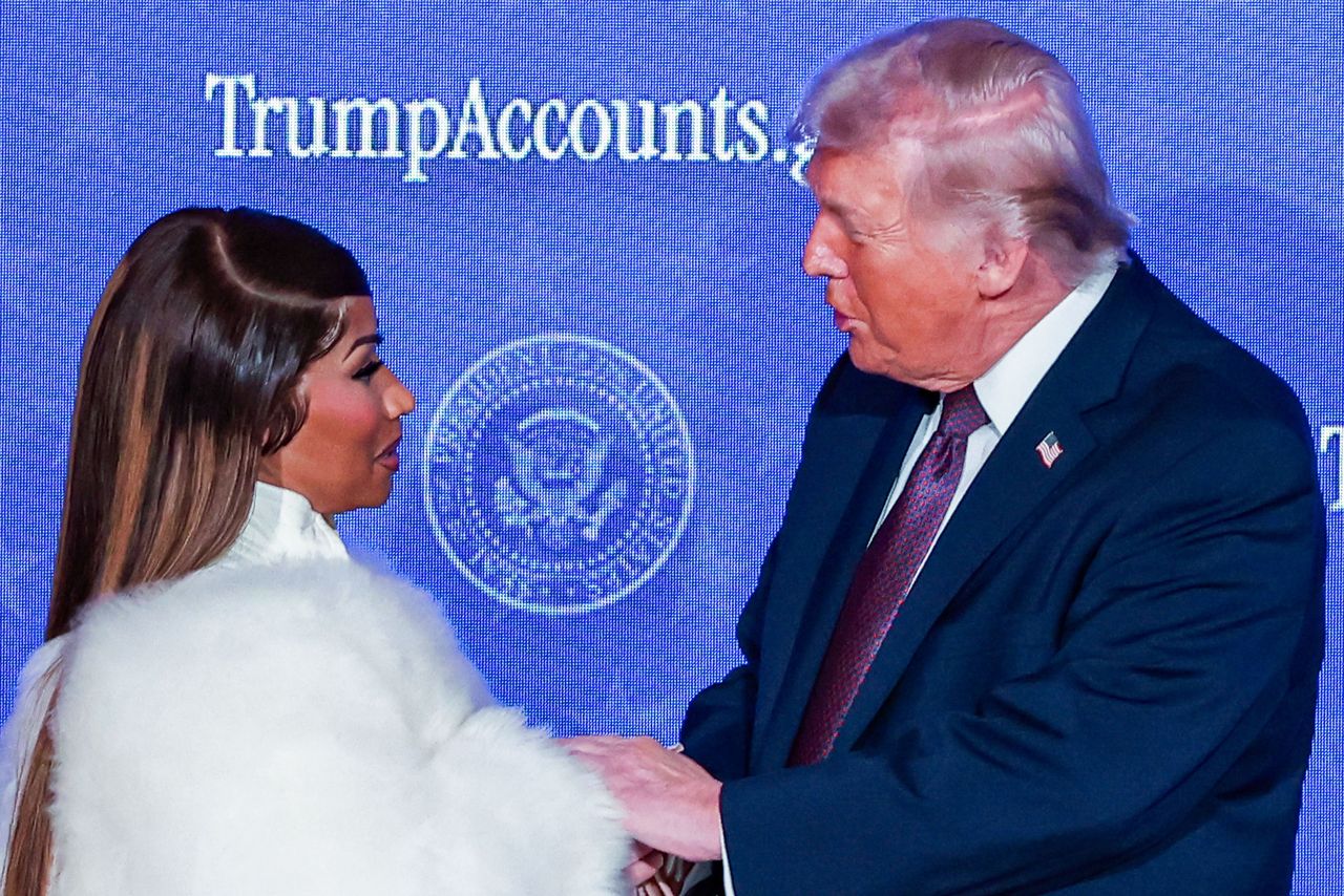 Nicki Minaj chwali się "Biblią Trumpa". Internet nie wybacza