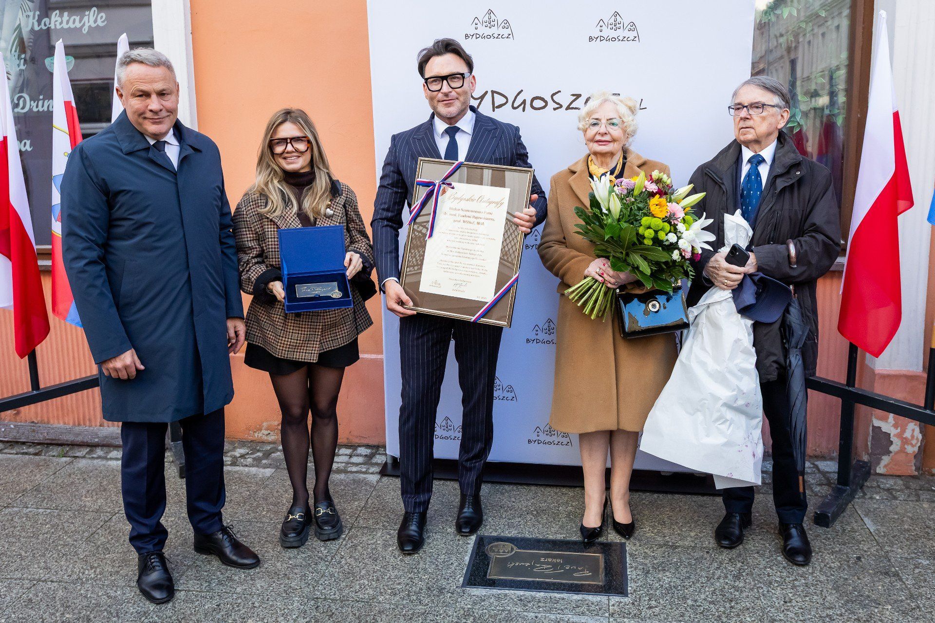 Bydgoska Aleja Autografów na ul. Długiej powiększyła się o kolejny podpis. W sobotę (18 października) swój autograf odsłonił tu ceniony lekarz i naukowiec dr n. med. Paweł Rajewski, prof. WSNoZ. - Czuję wdzięczność i dumę, że mogę być częścią tego miasta i jego społeczności - stwierdził laureat.