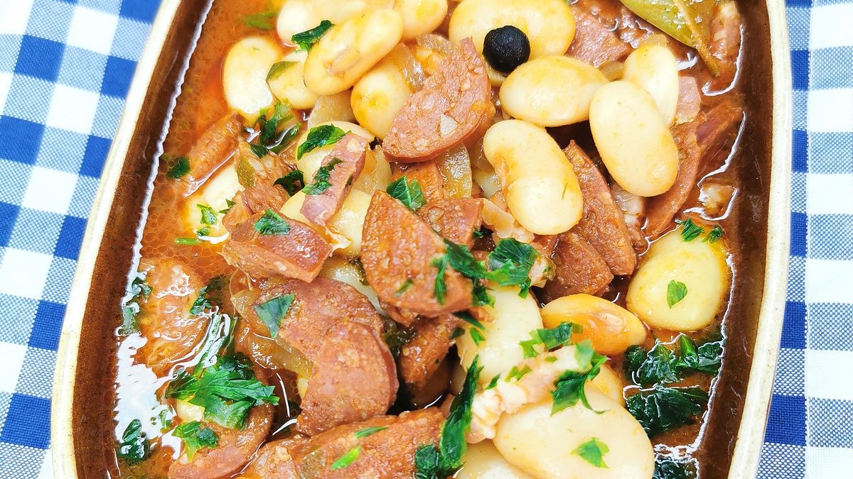 Fasola jaś z kiełbasą chorizo