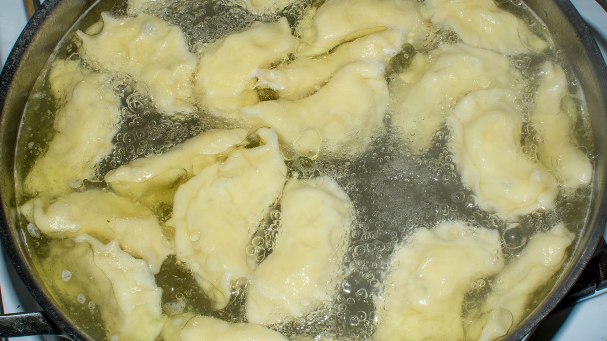 Podpowiadamy, jak gotować mrożone pierogi. 