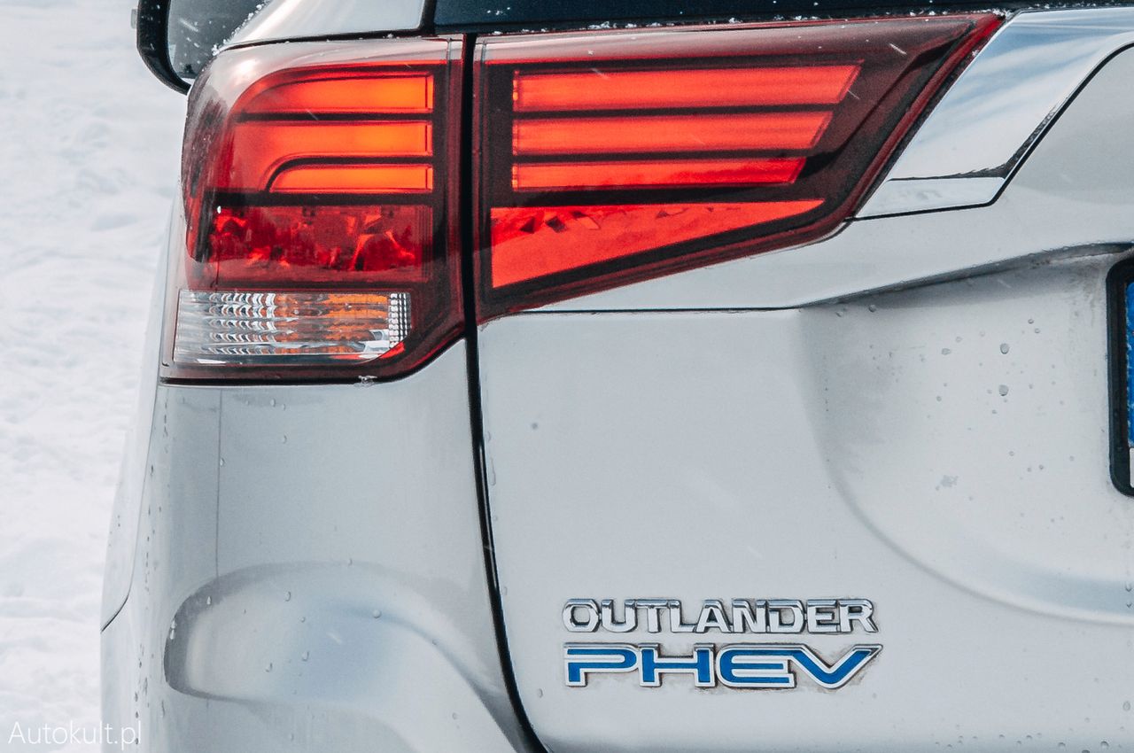 Mitsubishi Outlander PHEV (2021)