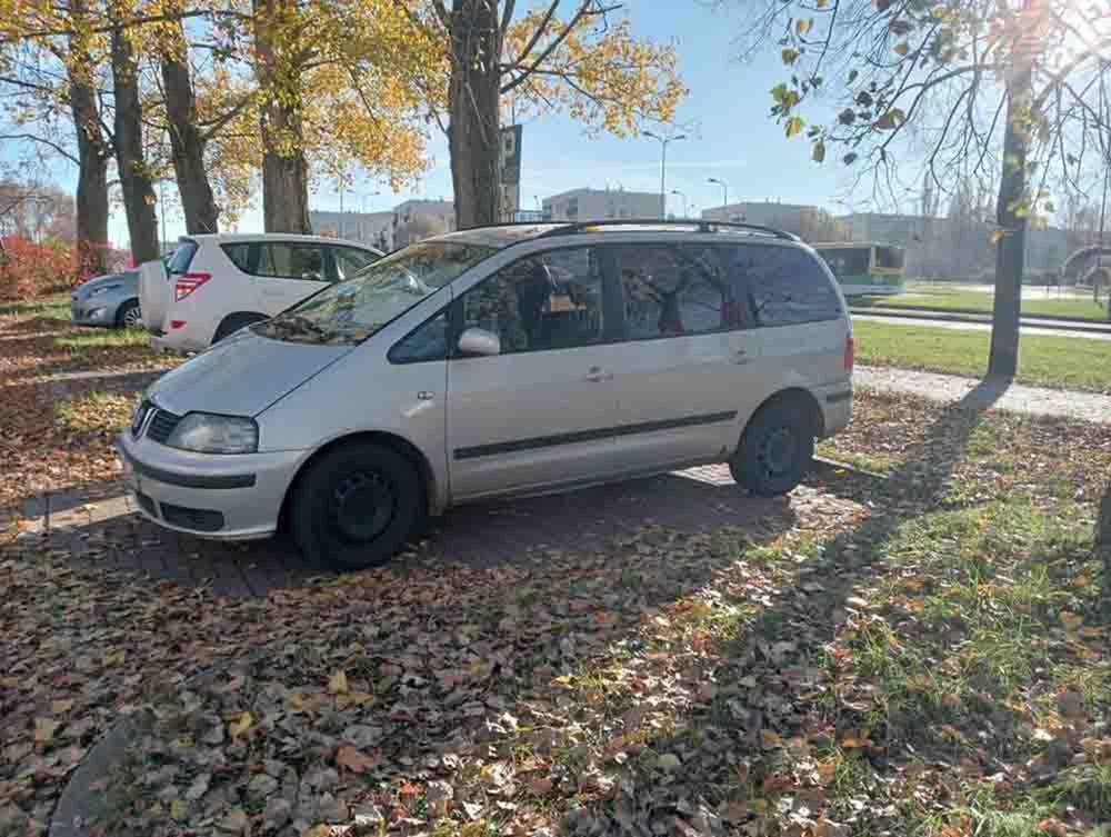 Zielona Góra: Ktoś wlał kwas do zaparkowanego samochodu, kierujący trafił do szpitala