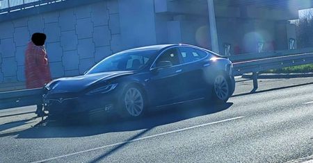 Utrudnienia przy Ikei. Tesla uderzyła w bariery, jeden pas ruchu zablokowany [ZDJĘCIA]