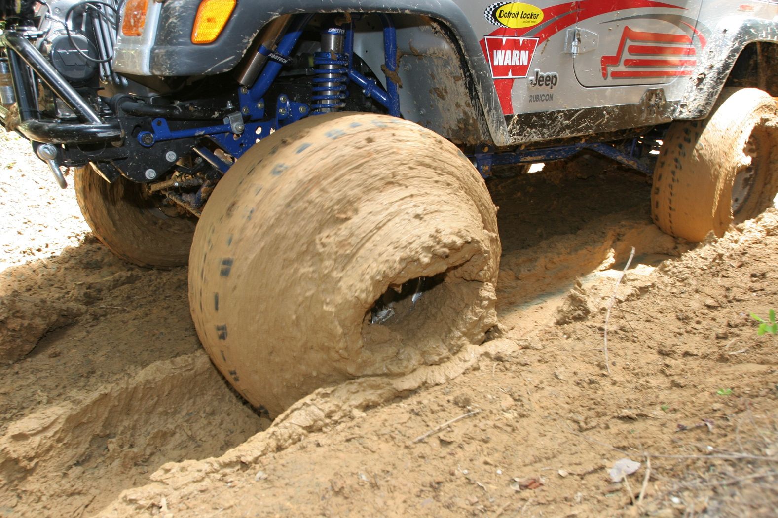 Opony błotne na błoto, nie na szosę (fot. 4wheeloffroad.com)