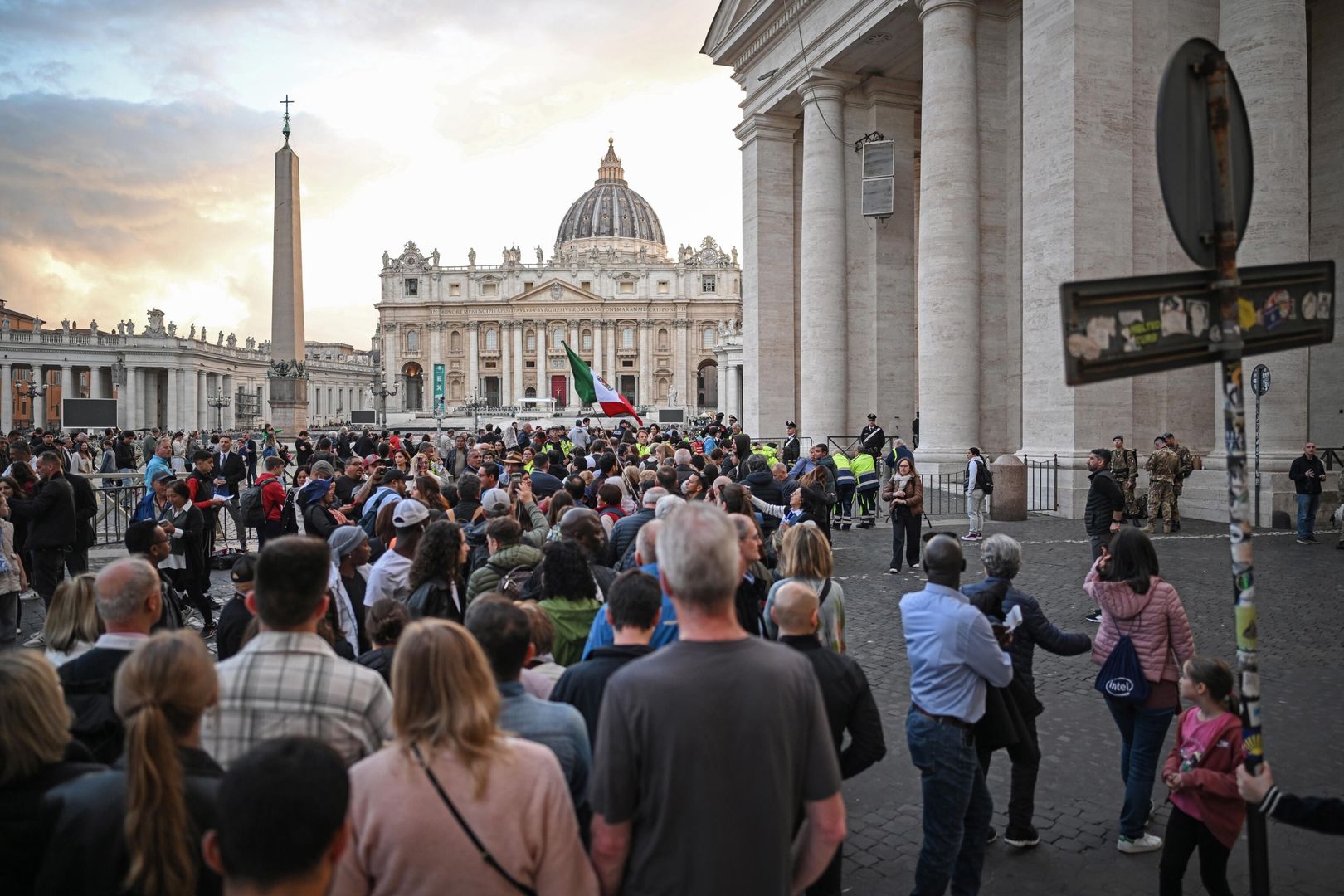 Pope Francis' body lies in state inside St. Peter's Basilica ahead of funeral
epa12052413 Members of the public line up to pay their respects to late Pope Francis as he lies in state inside Saint Peter's Basilica, Vatican City, 24 April 2025. Faithful and well-wishers will be able to pay their respects to Pope Francis, who died on 21 April 2025, aged 88, until his funeral on 26 April in the plaza in front of the basilica.  EPA/ALESSANDRO DI MEO 
Dostawca: PAP/EPA.
ALESSANDRO DI MEO
Pope Francis, death, people, basilica, square