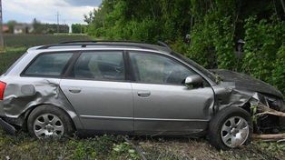 Audi wypadło z drogi. Pijana 32-latka wiozła dwójkę małych dzieci